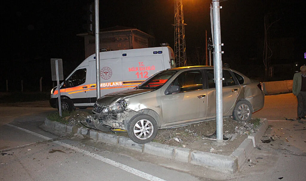 Amasya'da İki Otomobilin Çarpışması Sonucu 5 Kişi Yaralandı