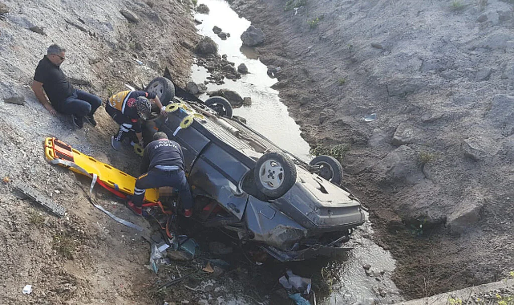 Amasya'da otomobil sulama kanalına devrildi: 2 ölü, 1 yaralı