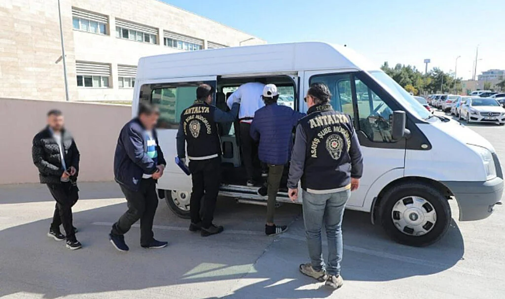 Antalya'da 45 Ekip 112 Personelle Firari Şahıslara Eş Zamanlı Operasyon