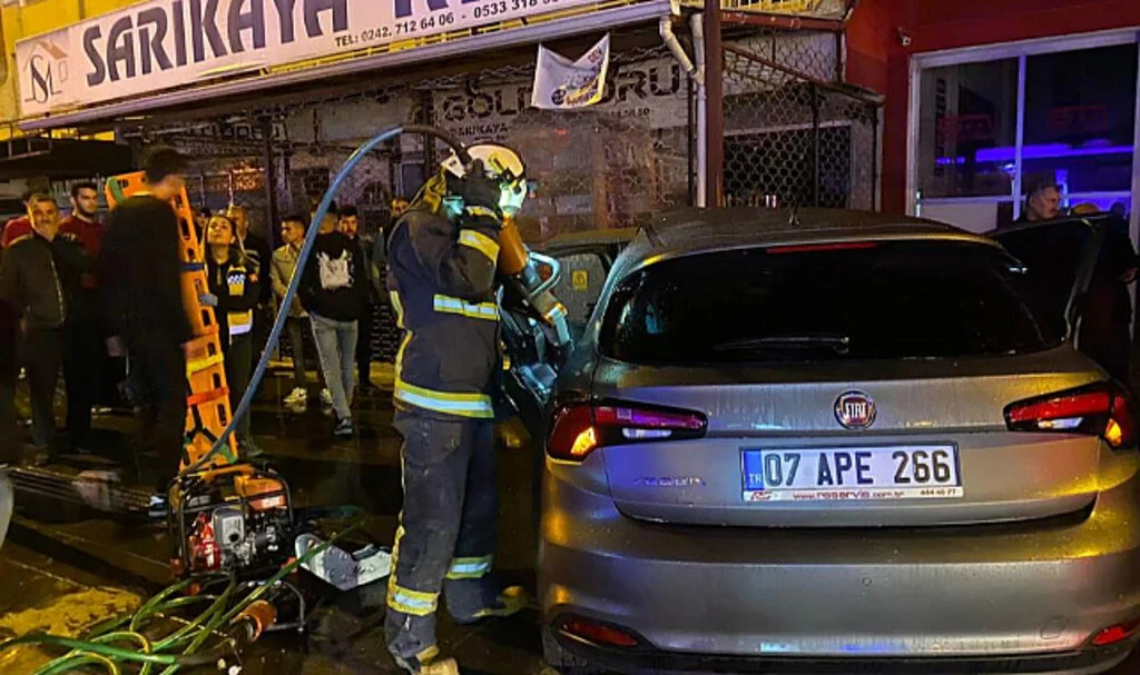 Antalya'da Trafik Kazasında Etraf Savaş Alanına Döndü: 4 Yaralı