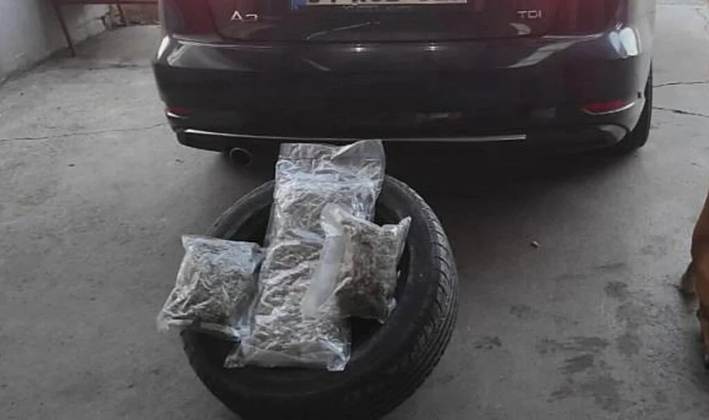 Araba Lastiğinden 16 Buçuk Kilo Uyuşturucu Çıktı: 11 Kişi Tutuklandı
