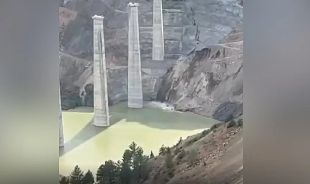 Artvin Yusufeli’nde Viyadük Ayaklarında Heyelan