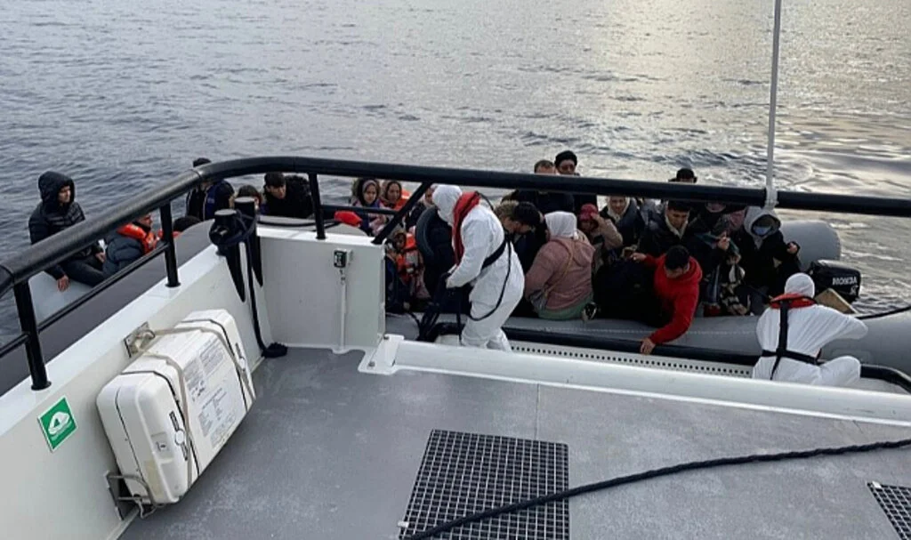 Ayvacık Açıklarında Lastik Botları Sürüklenen 44 Kaçak Göçmen Kurtarıldı