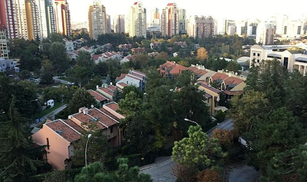 Bahçeşehir’de 3 Katlı Villalar Yerine 12 Katlı Apartman Projesi Mahkemelik Oldu