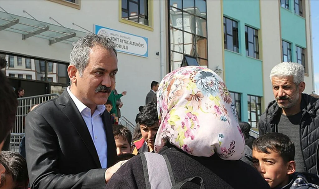 Bakan Özer: Deprem Bölgesindeki Öğrenciler, Farklı İllerdeki Okullarda Sınava Girebilecek