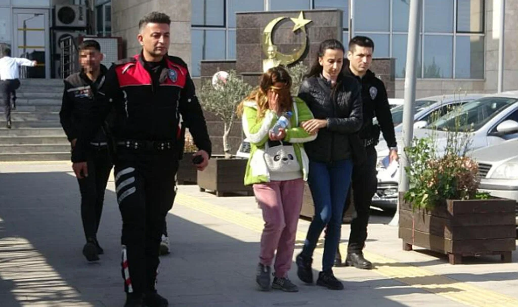 Balkona Götürüp 'Seni Buradan Atarım' Diyen Kocasını Bıçakladı