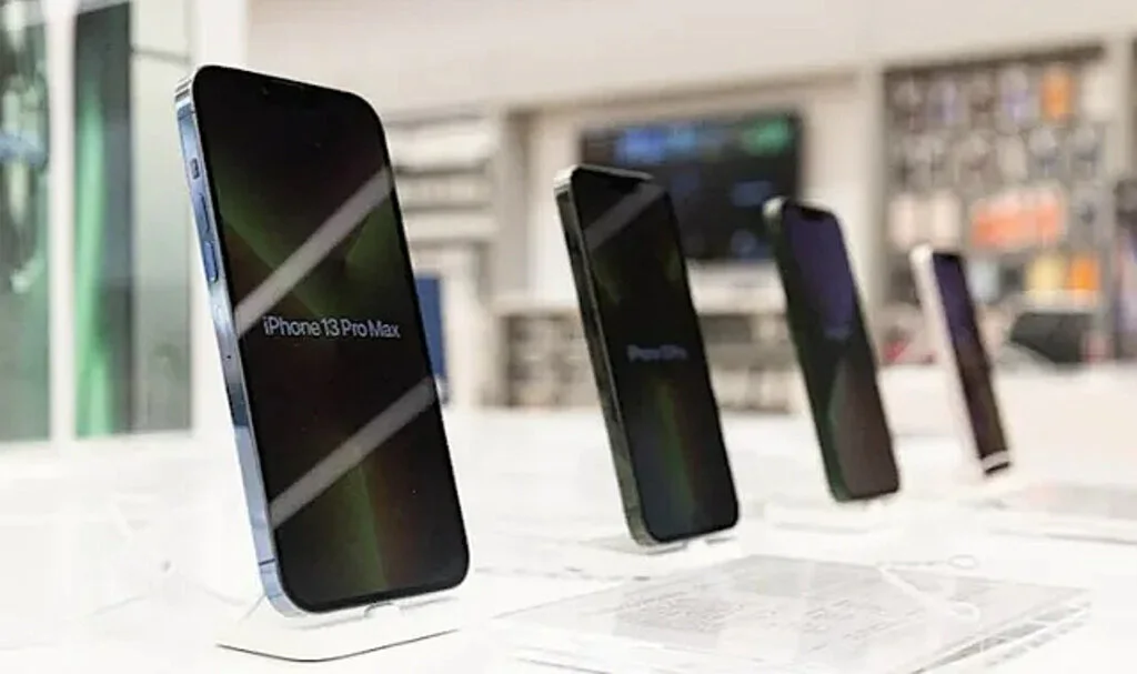 Banyo Duvarını Delip 400 Tane iPhone Çaldılar