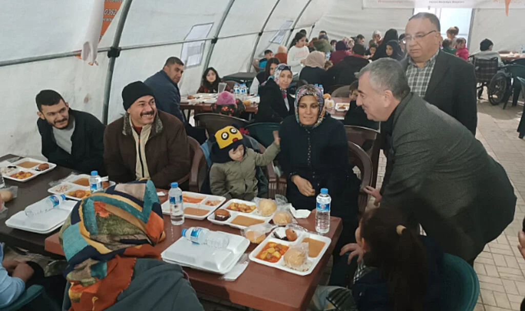 Başkan Özdemir Depremzedelerle  İftar Yaptı 