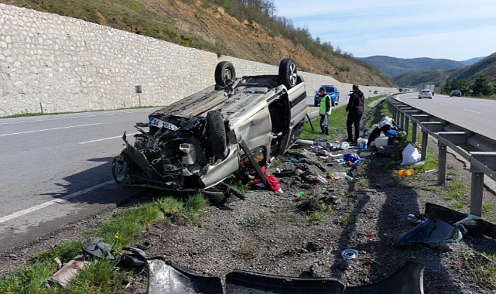 Bayram İznine Giden Ailenin Aracı Takla Attı: 5 Yaralı