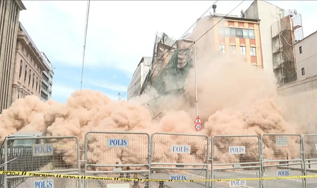 Beyoğlu'nda Yıkılma Riski Bulunan Tarihi Metruk Bina Çöktü