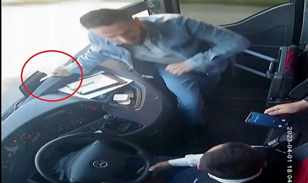 Bıçakla Otobüsü  Kaçırmaya Çalıştı 