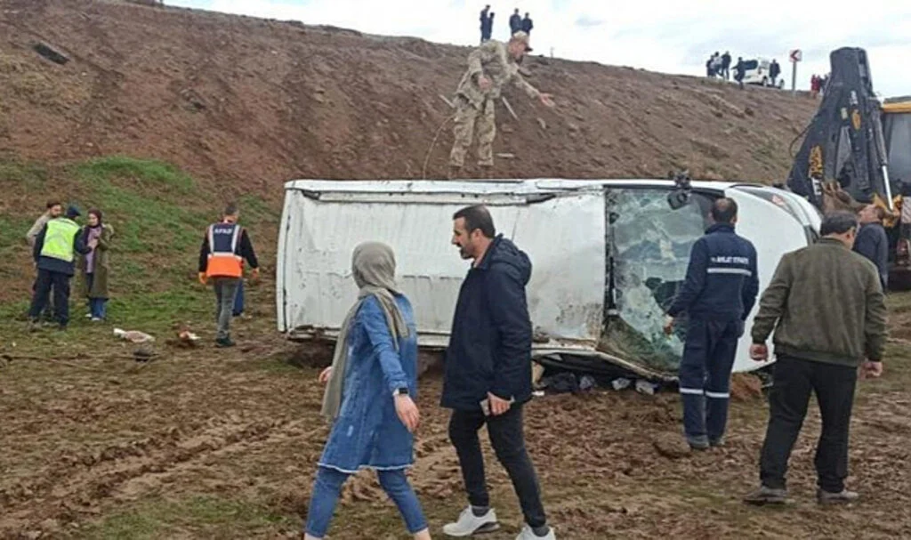 Bitlis'te Minibüs Şarampole Devrildi: 2'si Çocuk 13 Yaralı