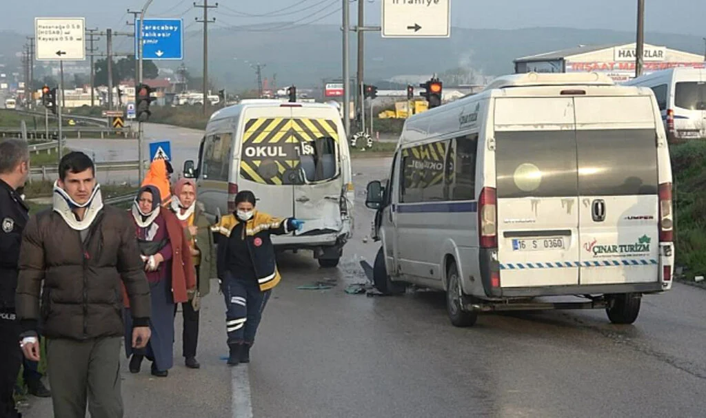 Bursa’da İşçileri Taşıyan 3 Servis Aracı Çarpıştı : 15 Kişi Yaralandı