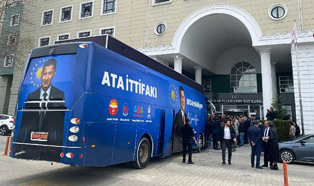 Cumhurbaşkanı Adayı, TRT’nin Kapısına Otobüsle Dayandı