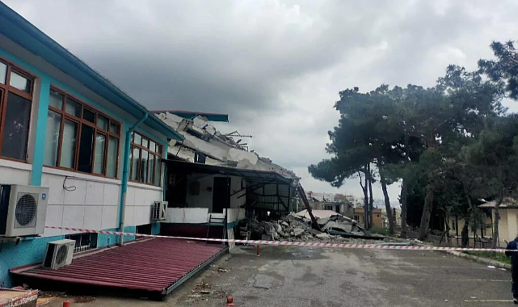 Depremde Hasar Alan Halk Sağlığı Birimine Ait 4 Katlı Bina Çöktü