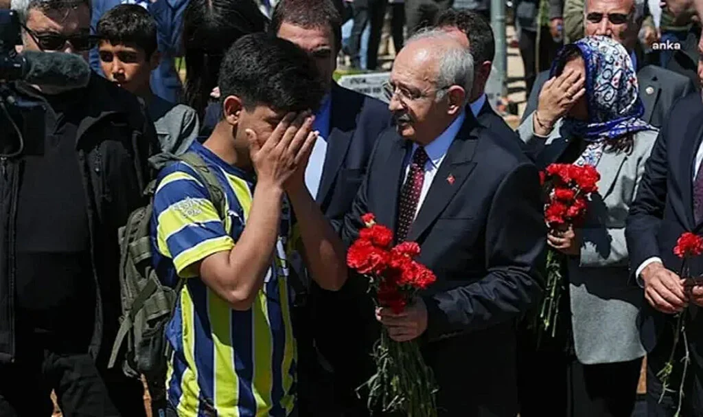 Depremzede Genç, Kılıçdaroğlu’na Sarılıp Ağladı