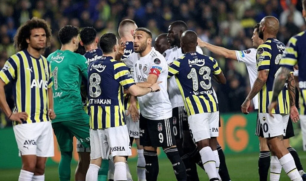 Dev derbide tarihi anlar! Fenerbahçe taraftarından görülmemiş tepki: Tüm tribünler ayağa kalktı ve…