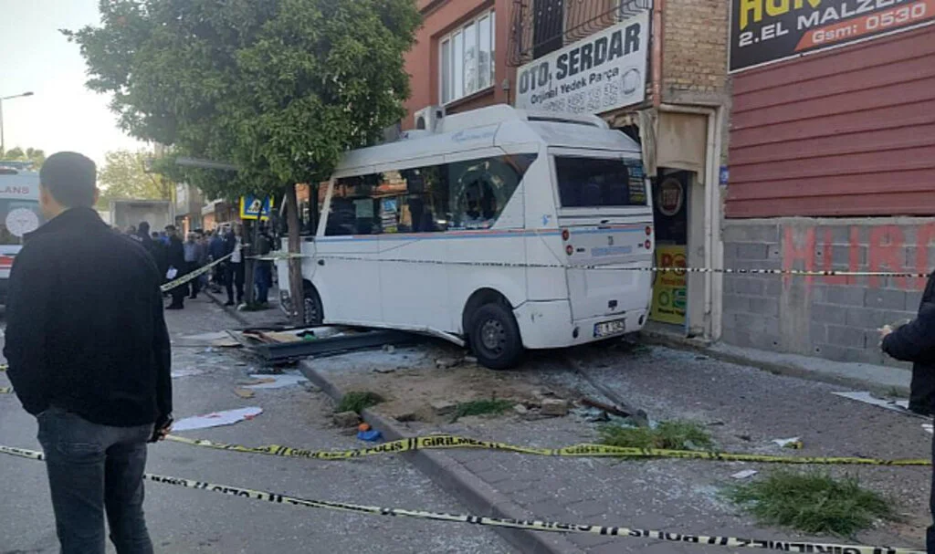 Dolmuş Durağa Daldı: 1 Ölü, 7 Yaralı