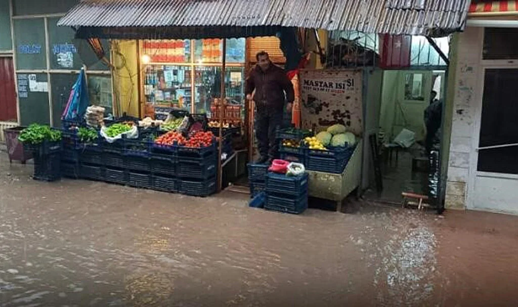 Elazığ’da Sağanak Sonrası İş Yerlerini Su Bastı, Yollar Zarar Gördü