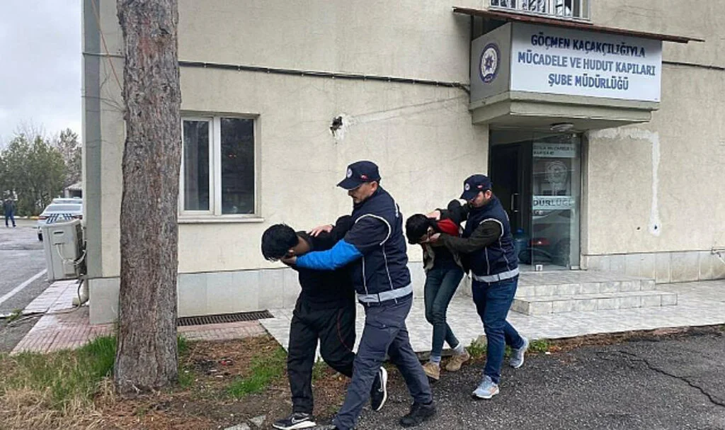 Erzincan’da 11 Kaçak Göçmen Yakalandı, 2 Sürücü Tutuklandı