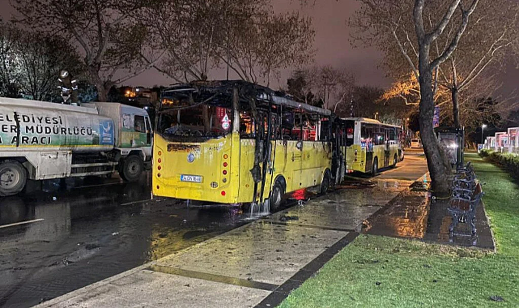 Fatih’te Bir İETT Midibüsü Alev Alev Yandı