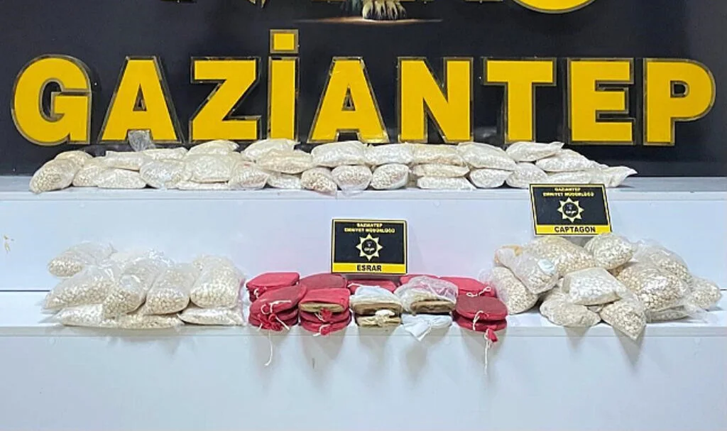  Gaziantep'te 4 Kilo Esrar ile 201 Bin Adet Uyuşturucu Hap Ele Geçirildi