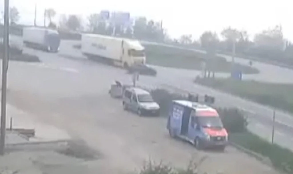 Giresun'da otomobil ile tırın çarpıştığı kazada 2 kişi öldü, 3 kişi yaralandı