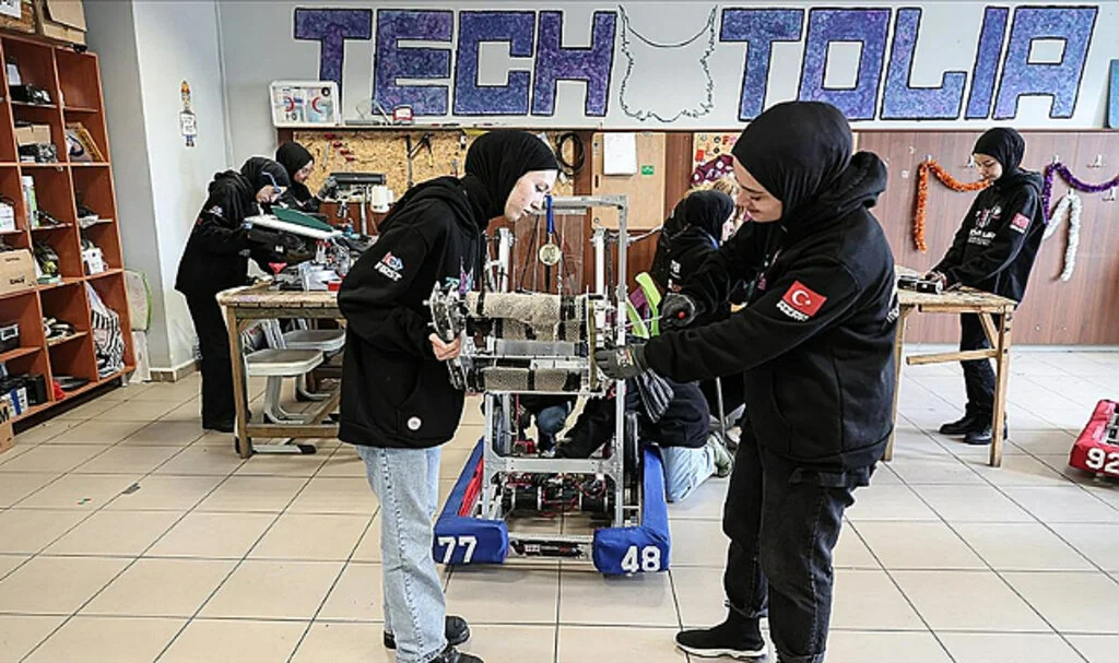İmam Hatipli Kızlar Amerika'daki Robot Yarışmasında Türkiye'yi Temsil Edecek