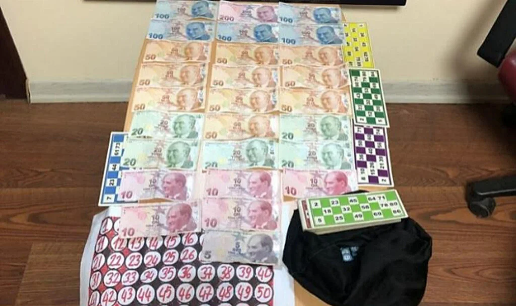 İş Yerinde Kumar Oynatırken Yakalandı, Toplanan Bin 365 TL’ye El Konuldu