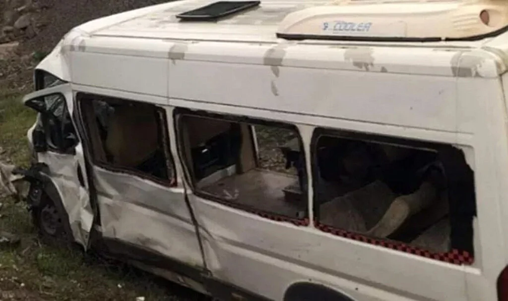 İşçi servisi otomobille çarpıştı: 3 ölü, 20 yaralı