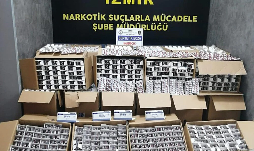 İzmir'de 105 Bin Adet Sentetik Ecza Hap Ele Geçirildi