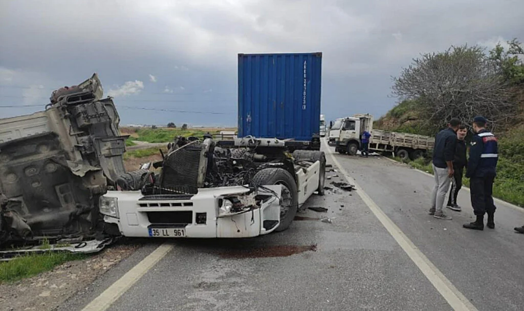 İzmir'de Kamyonla Tır Çarpıştı: 1 Ölü