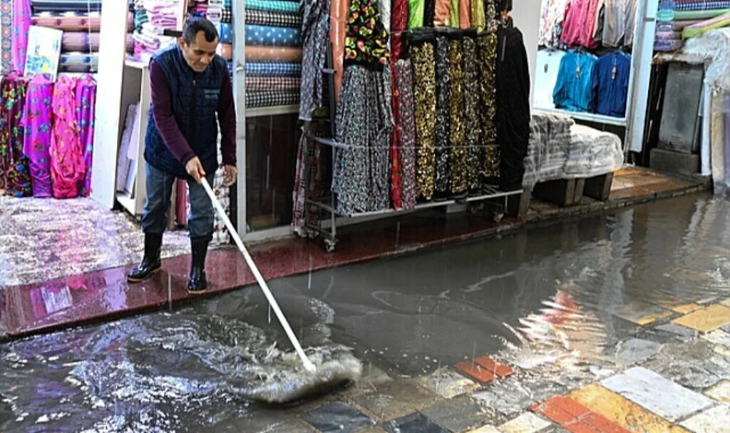 İzmir'de Sağanak Yağış Etkisini Gösterdi! Vatandaşlar Yolda Kaldı
