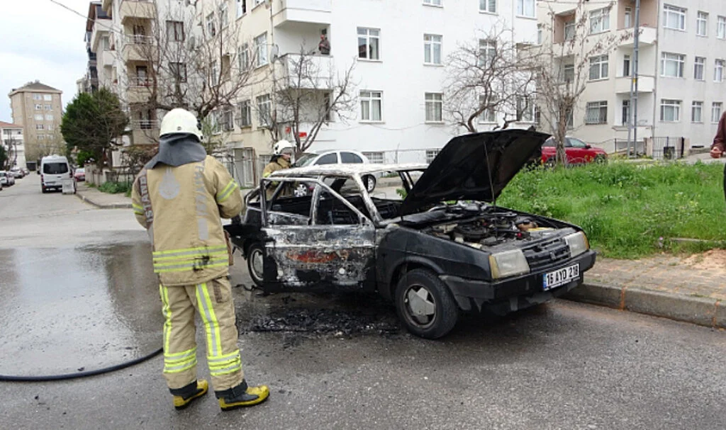 Kartal'da Park Halindeki Araç Alevlere Teslim Oldu