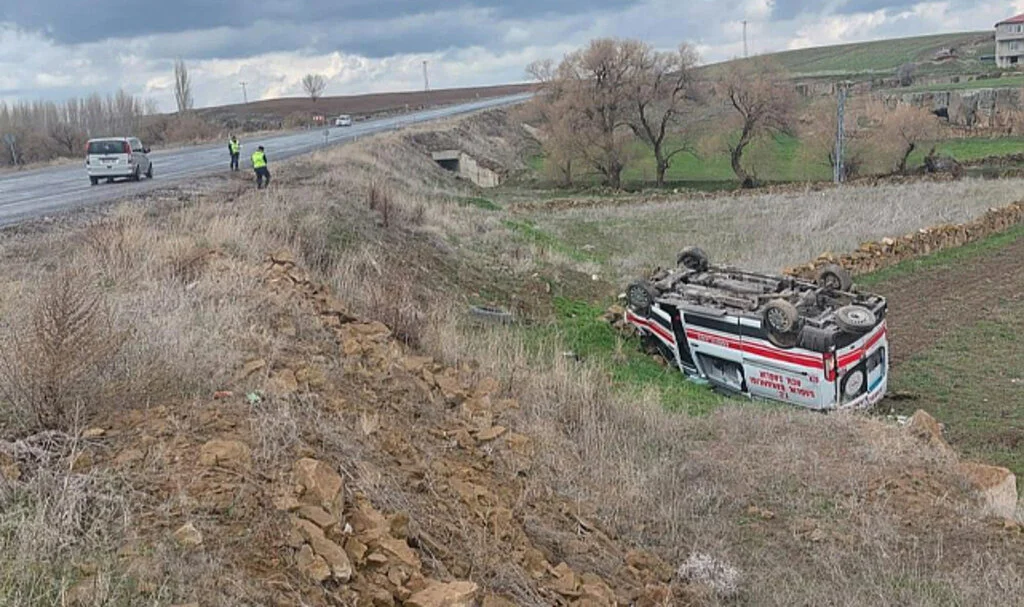 Kayseri'de Ambulans Takla Attı: 3 Yaralı