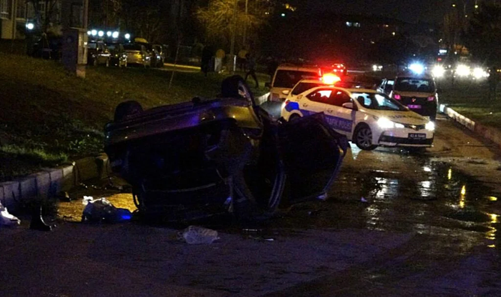 Kütahya'da İki Otomobil Çarpıştı: 1 Ölü, 5 Yaralı