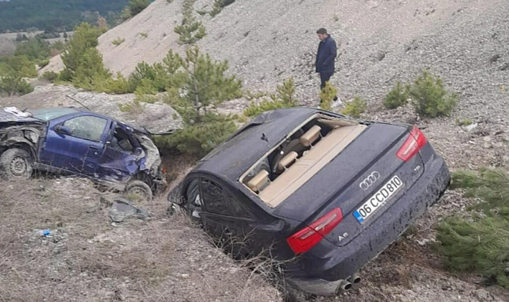 Kütahya'da İki Otomobilin Çarpıştığı Trafik Kazasında 3 Kişi Yaralandı