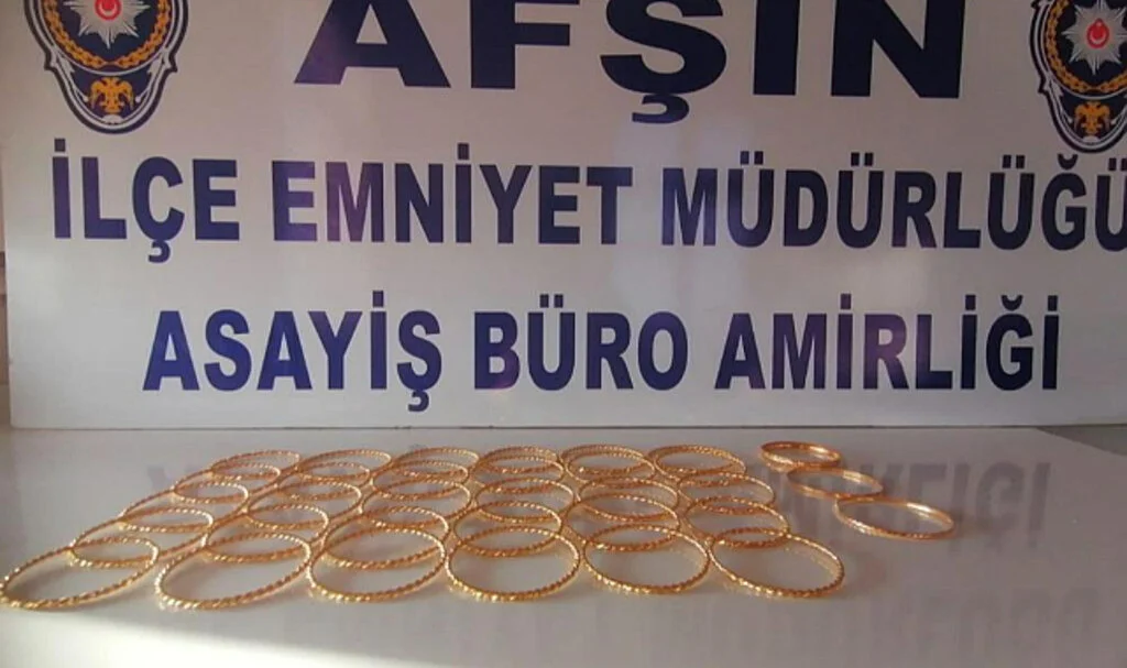 Kuyumcudan Gerçek Sanıp Çaldığı Bileziklerle Yakalandı