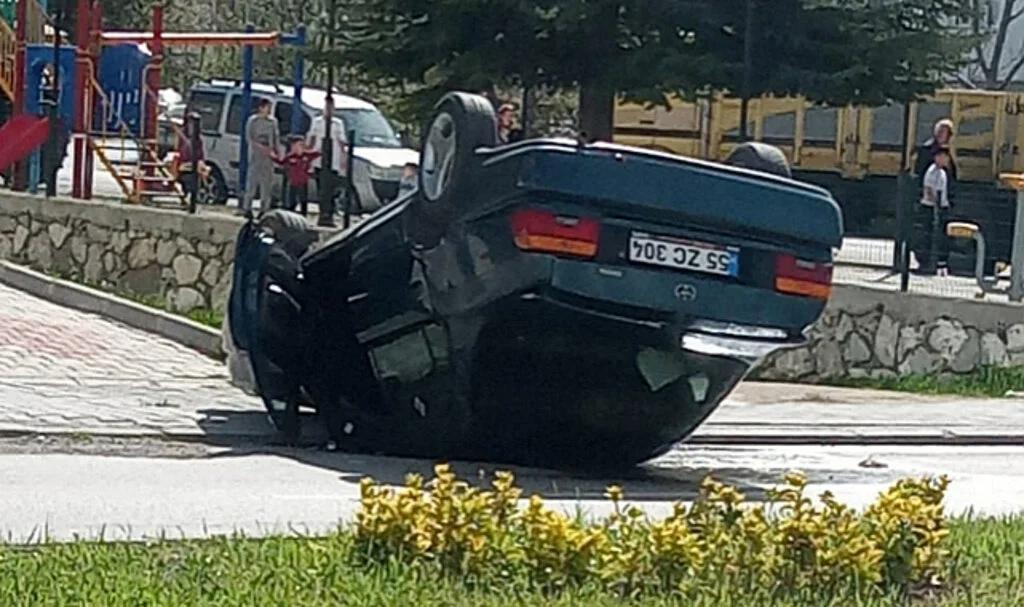 Ladik'te Devrilen Otomobilin Sürücüsü Yaralandı