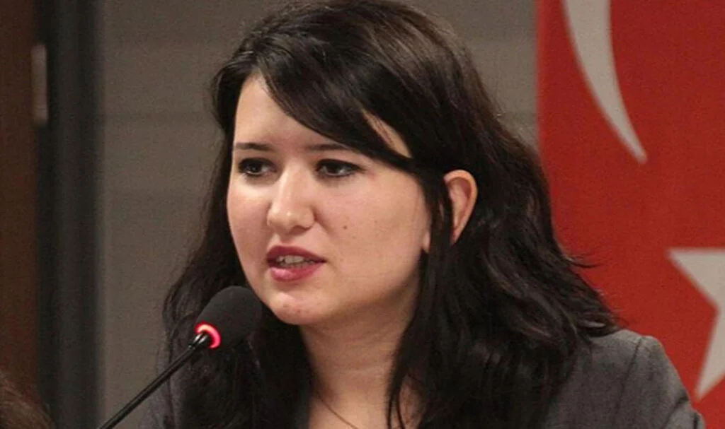 LGBT'yi Savunan Gökçe Gökçen'e, CHP'nin Kalesi İzmir'den İlk Sıra Verildi
