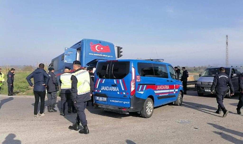 Manisa'da Cezaevi Nakil Aracı Tırla Çarpıştı: 6'sı Asker 9 Yaralı