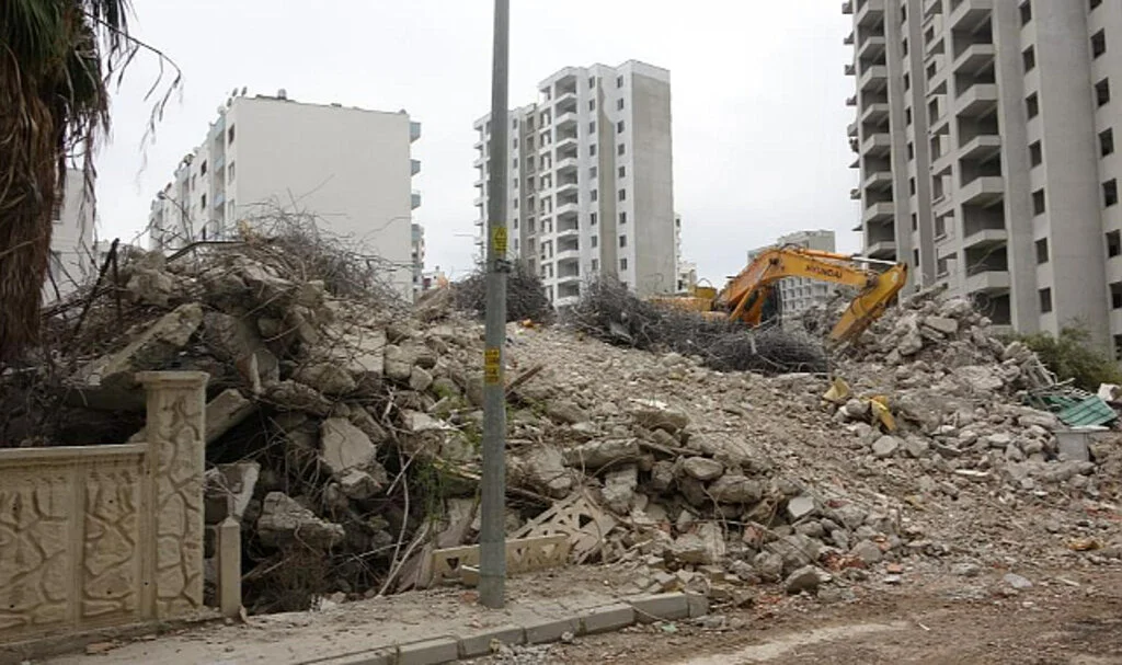 Mersin'de Depremde Ağır Hasar Alan Bina Yıkıldı