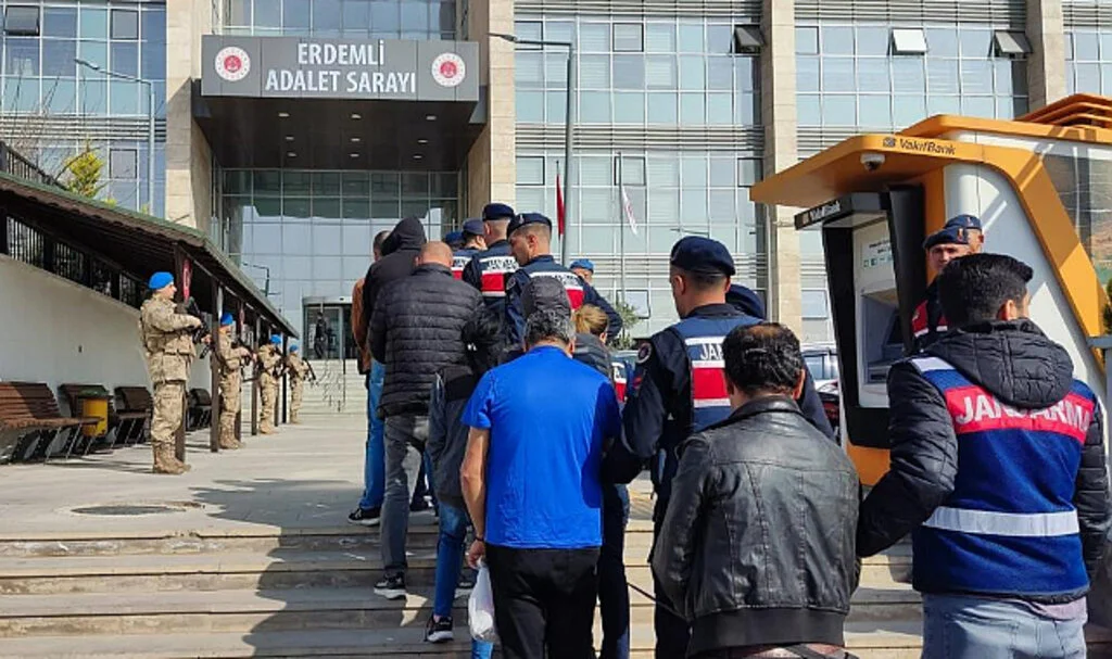 Mersin'de Jandarmadan Kökünü Kurutma Operasyonu: 25 Tutuklu