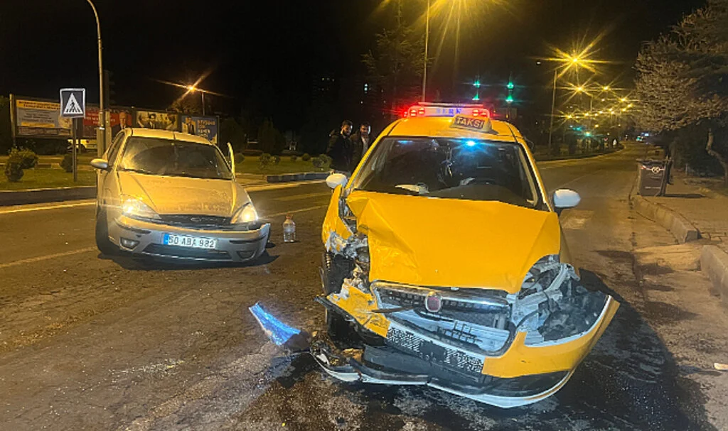  Nevşehir’de Ticari Taksi ile Otomobil Çarpıştı: 3 Yaralı
