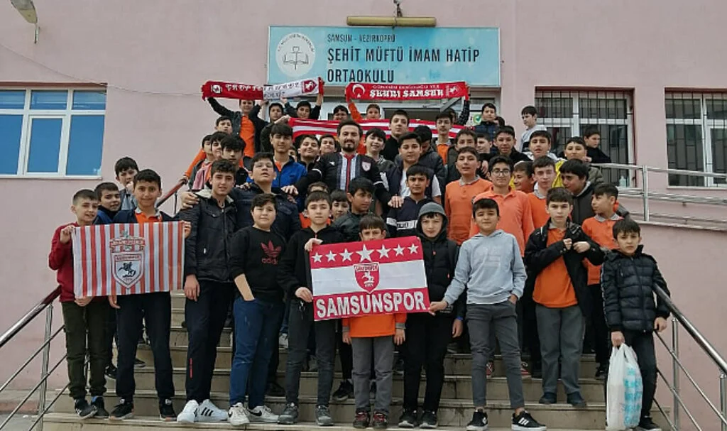 Öğrenciler Şampiyonluğu Kutladı