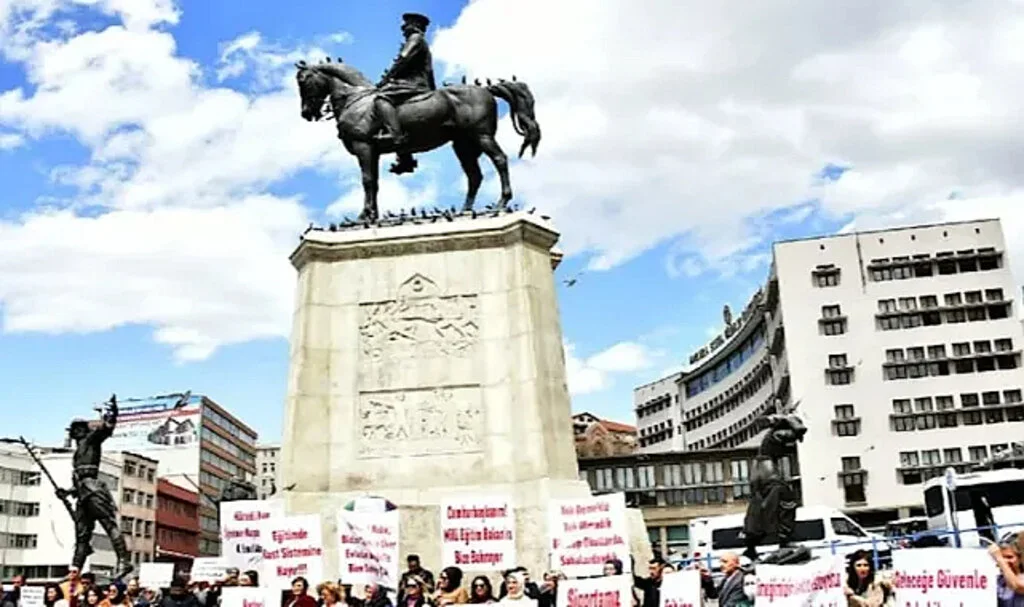 Öğretmenler Atatürk’ün Sözünü Hatırlattı: Milletvekili Maaşı Öğretmeni Geçmesin
