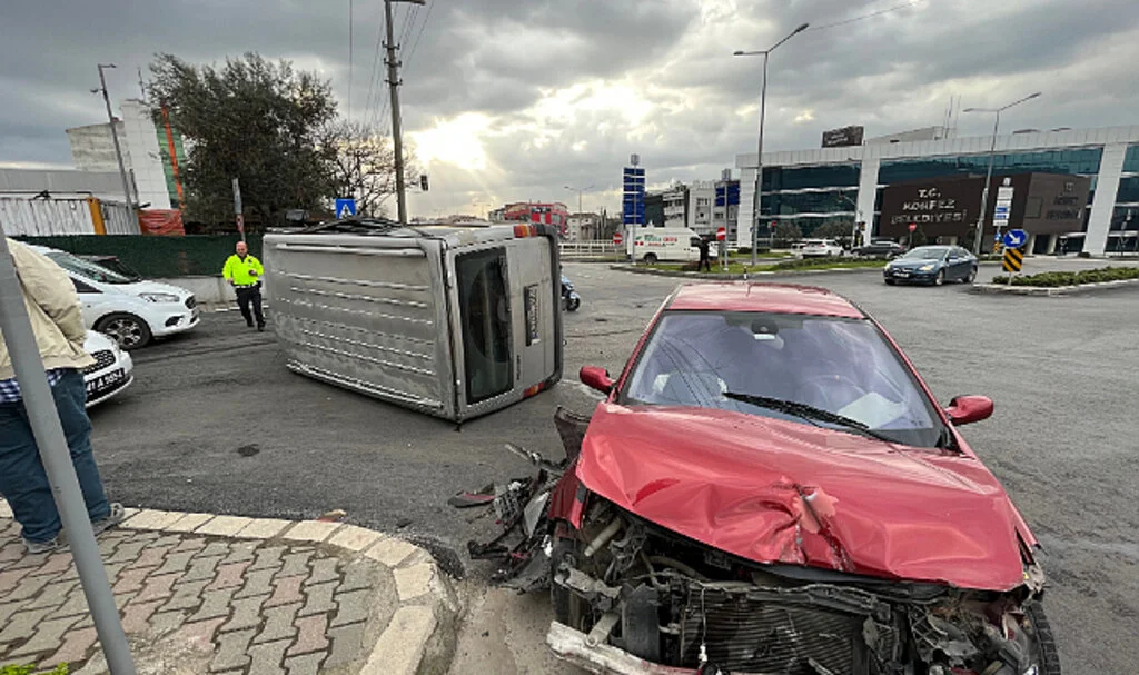 Otomobil ile Çarpışan Minibüs Yan Yattı: 1 Yaralı