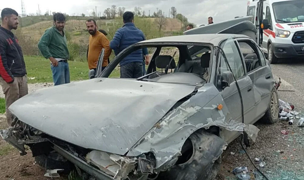 Otomobil Şarampole Devrildi: 4 Yaralı