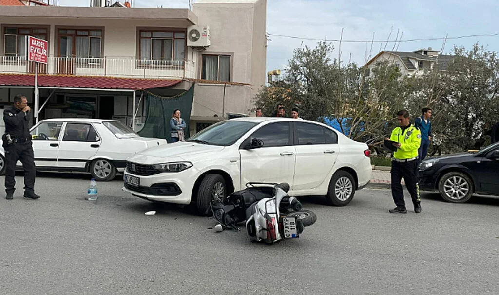 Otomobille Çarpışan Motosikletteki 2 Kişi Yaralandı