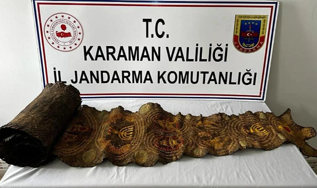 Piton Derisi Üzerine Yazılı Kabartmalı Tılsım Ele Geçirildi